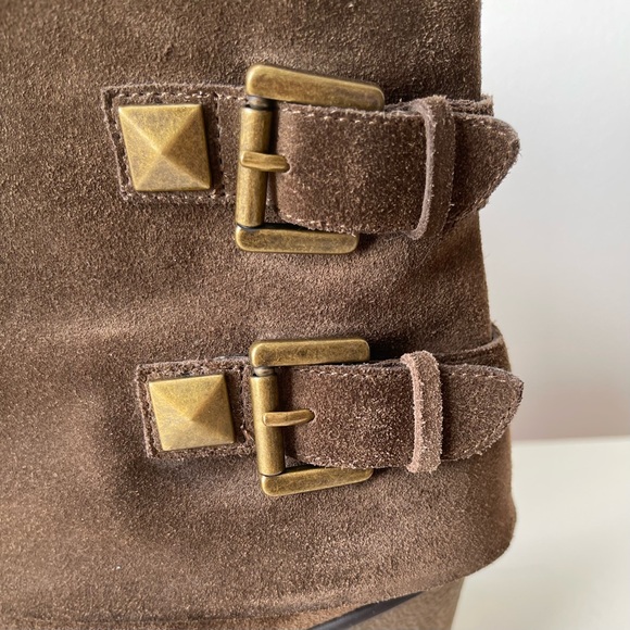 B Makowsky Brown Suede Wedge Boots with Buckles - Picture 7 of 12